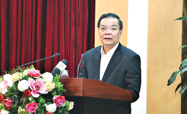 Chủ tịch UBND thành phố Hà Nội Chu Ngọc Anh tiếp thu ý kiến của cử tri quận Đống Đa. Ảnh: PV