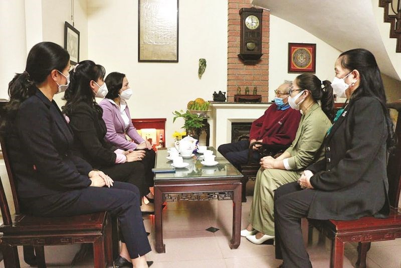Đồng chí Lê Kim Anh, Chủ tịch Hội LHPN Hà Nội thăm hỏi thân nhân đồng chí Nguyễn Khoa Diệu Hồng, Hội trưởng Hội Phụ nữ Hà Nội từ năm 1954-1977.