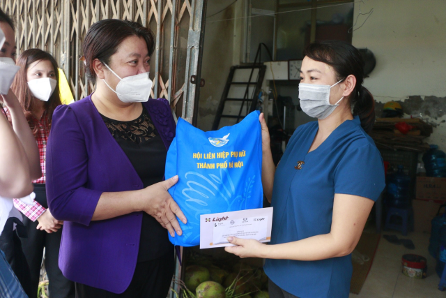 Lãnh đạo Hội LHPN Hà Nội tặng quà cho các lao động nhập cư bị ảnh hưởng bởi dịch Covid-19 trên địa bàn thành phố.