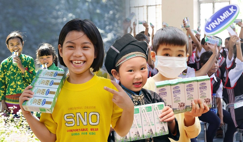 Vượt qua các trở ngại do Covid-19, Vinamilk vẫn tiếp nối hành trình Quỹ sữa Vươn cao Việt Nam, mang hàng triệu ly sữa đến với trẻ em khó khăn trên cả nước.