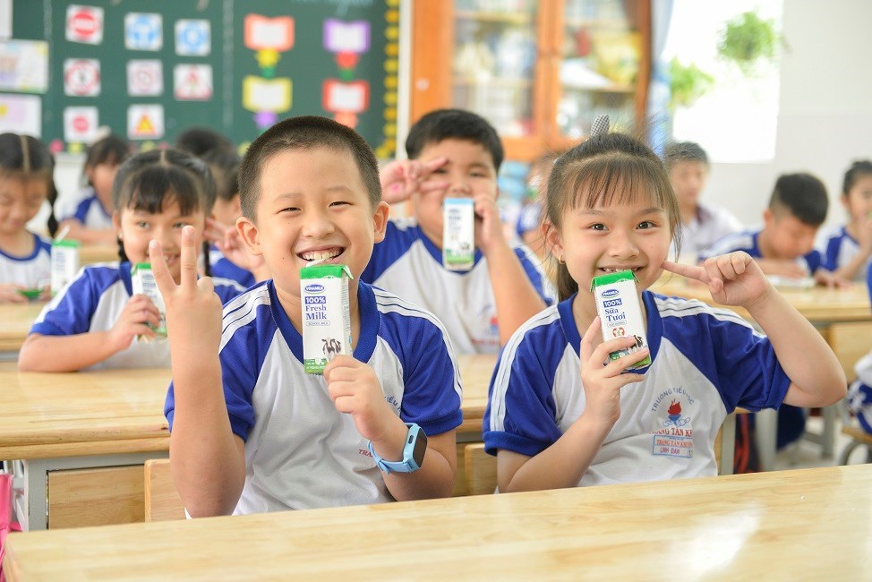 Các hộp sữa Vinamilk là người bạn đồng hành cùng hàng triệu trẻ em tại nhiều tỉnh thành trong chương trình Sữa học đường.