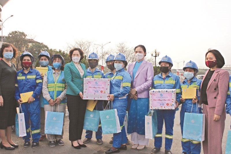 Bà Hà Thị Nga (thứ 4 từ phải qua) cùng lãnh đạo Hội LHPN thăm chúc Tết các nữ công nhân môi trường, công ty TNHH MTV Môi trường đô thị Hà Nội tháng 2/2021