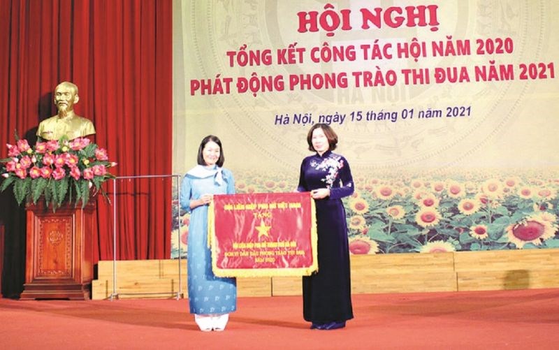 Đồng chí Nguyễn Thị Hoà - Phó Chủ tịch Hội LHPN Việt Nam tặng Cờ đơn vị xuất sắc cho Hội LHPN Hà Nội               Ảnh: Nguyễn Thực