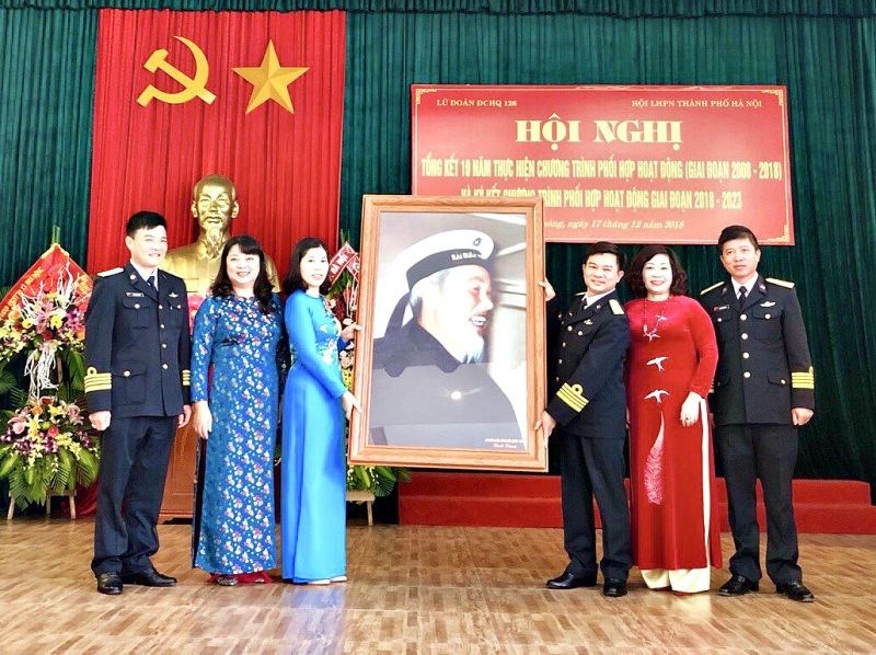 Đồng chí Trần Thị Phương Hoa - Chủ tịch Hội LHPN Hà Nội tặng bức ảnh lưu niệm cho Lữ đoàn 126 tại hội nghị tổng kết 10 năm thực hiện chương trình phối hợp hoạt động giai đoạn 2008-2018 và ký kết chương trình phối hợp hoạt động giai đoạn 2018-2023 (tháng 12/2018)           Ảnh: P.V