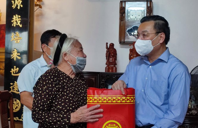 Đồng chí Chu Ngọc Anh - Chủ tịch UBND TP tặng quà bà Nguyễn Thị Xướng - vợ liệt sỹ tại xã Đan Phượng, huyện Đan Phượng.