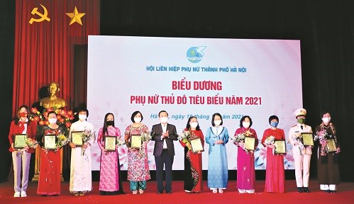 Đồng chí Phó Chủ tịch TW Hội LHPN Việt Nam Bùi Thị Hòa và Phó Chủ tịch UBND TP Hà Nội Chủ Xuân Dũng trao tặng danh hiệu Phụ nữ Thủ đô tiêu biểu năm 2021 cho 10 cá nhân xuất sắc.