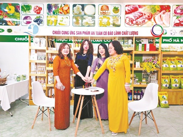 Các nữ doanh nhân cùng ấn nút khởi động diễn đàn “Phụ nữ làm được – Women can do”   Ảnh: Quỳnh Anh
