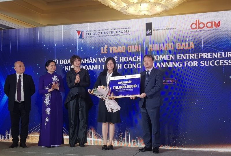 Ban Tổ chức đã trao 1 giải nhất cho nữ doanh nhân Trần Thị Huyền, Giám đốc Công ty Simpledecor