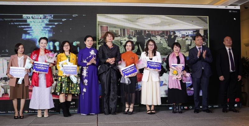 Ban Tổ chức trao giải Khuyến khích cho nữ doanh nhân