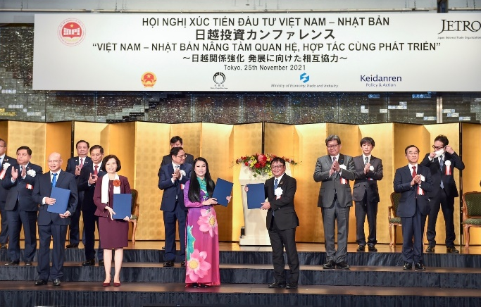 Biên bản ghi nhớ được các bên trao tại Hội nghị Xúc tiến đầu tư Việt Nam - Nhật Bản dưới sự chứng kiến của Thủ tướng Chính phủ Phạm Minh Chính