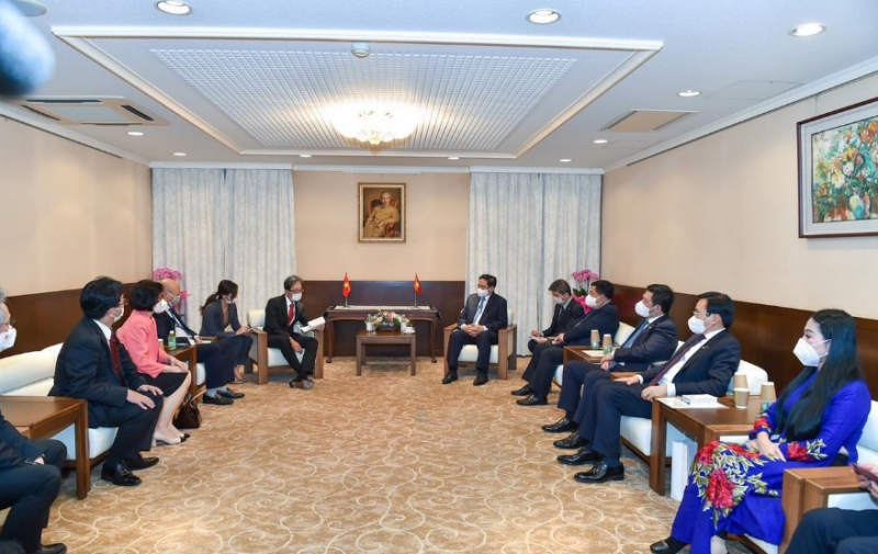 Ngày 23/11, đại diện các doanh nghiệp Sojitz, Vinamilk, Vilico đã tiếp kiến Thủ tướng trong buổi làm việc của Thủ tướng với các tập đoàn lớn của Nhật Bản