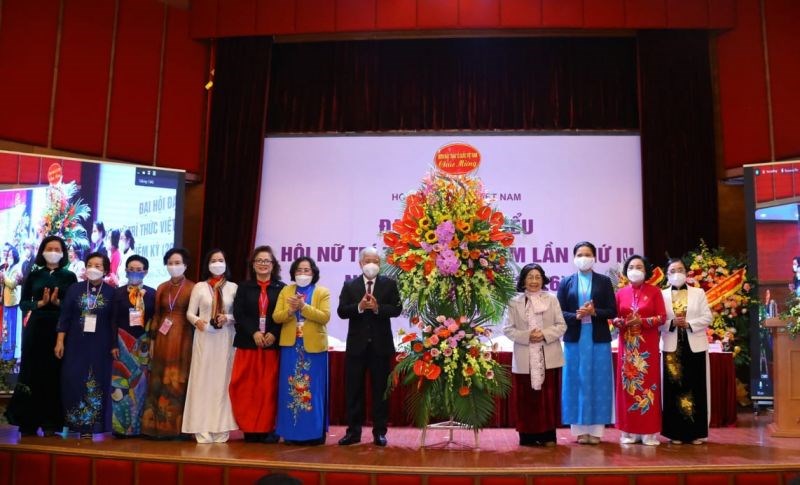 Đồng chí Đỗ Văn Chiến, Bí thư Trung ương Đảng, Chủ tịch Ủy ban Trung ương Mặt trận Tổ quốc Việt Nam tặng hoa chúc mừng Đại hội.
