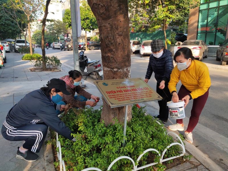 Chị em cán bộ hội viên phụ nữ tham gia chăm sóc cây, hoa trên các tuyến phố