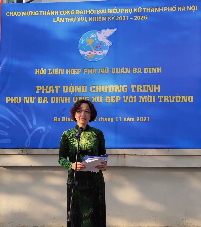 Đồng chí Đinh Thị Phương Liên, Chủ tịch Hội LHPN quận Ba Đình phát động chương trình Phụ nữ Ba Đình ứng xử đẹp với môi trường