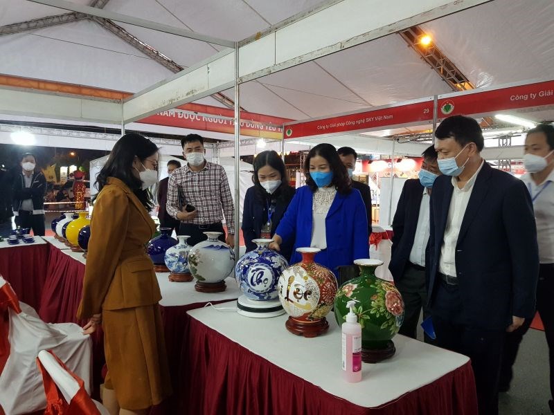 Các đại biểu tham quan trưng bày và bán sản phẩm tại hội chợ hàng Việt Nam được nhiều người yêu thích