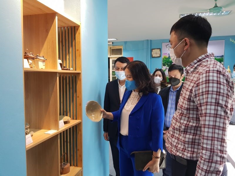 Các đại biểu tham quan Điểm trưng bày và giới thiệu sản phẩm tại số 176 Quang Trung, Hà Đông