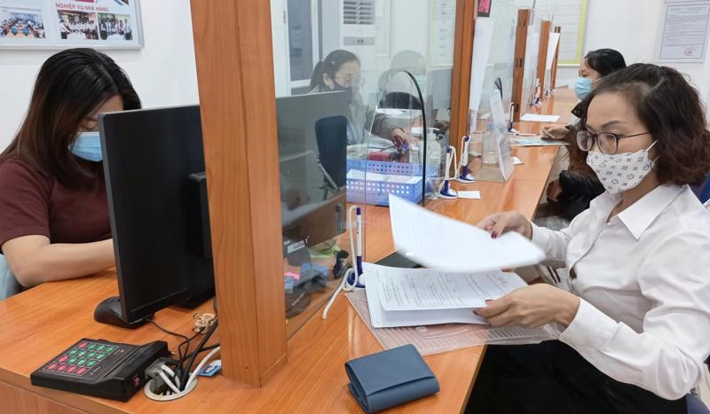 Người lao động làm thủ tục hưởng bảo hiểm thất nghiệp tại Trung tâm Dịch vụ việc làm Hà Nội