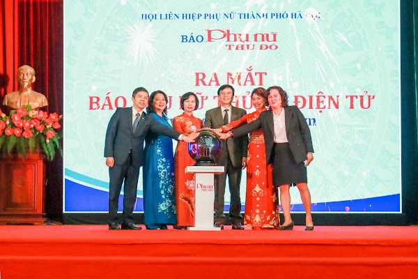 Các đồng chí lãnh đạo Trung ương và TP Hà Nội thực hiện nghi thức bấm nút ra mắt báo Phụ nữ Thủ đô điện tử ngày 27/11/2021