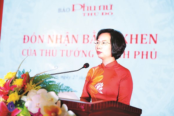 Đồng chí Bùi Huyền Mai, Ủy viên Ban Thường vụ Thành uỷ, Trưởng ban Tuyên giáo Thành ủy phát biểu và chúc mừng Báo PNTĐ
