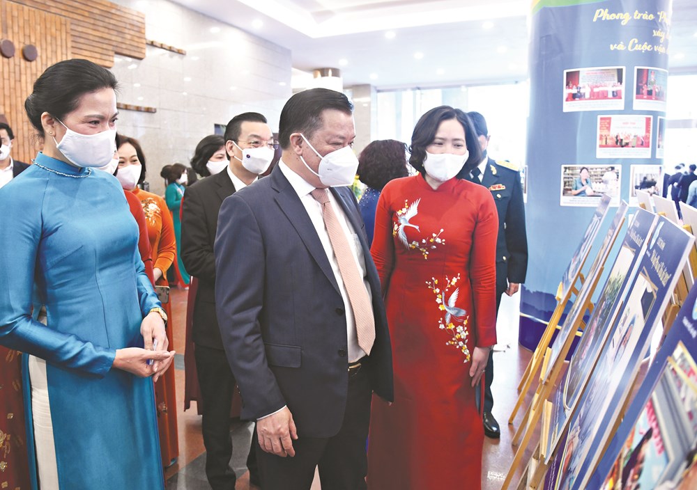Các đại biểu lãnh đạo Trung ương Hội LHPN Việt Nam và TP Hà Nội thăm quan triển lãm ảnh “Nét đẹp phụ nữ Thủ đô”