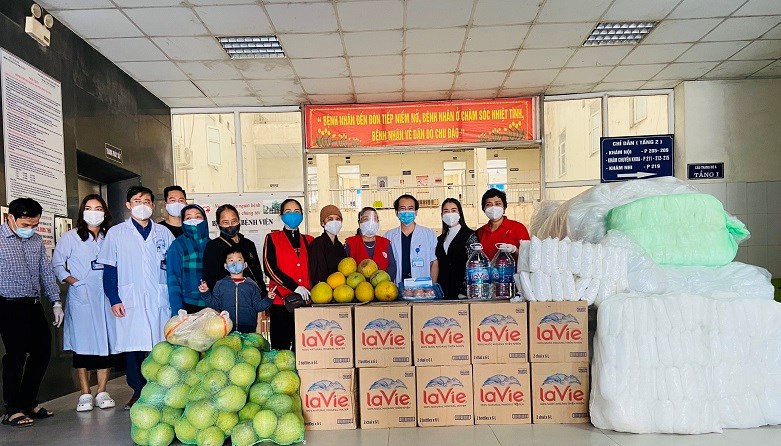 Hội LHPN huyện Phú Xuyên cùng CLB nữ doanh nghiệp trao tặng quà cho bệnh nhân tại bệnh viên