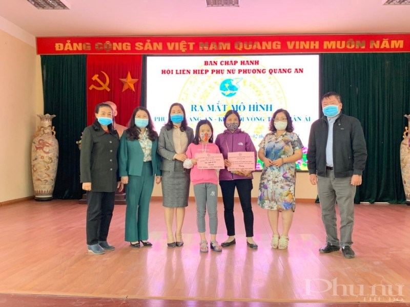 Đại diện Hội LHPN quận Tây Hồ, lãnh đạo phường Quảng An tặng quà cho một phụ nữ và một học sinh có hoàn cảnh khó khăn trên địa bàn.