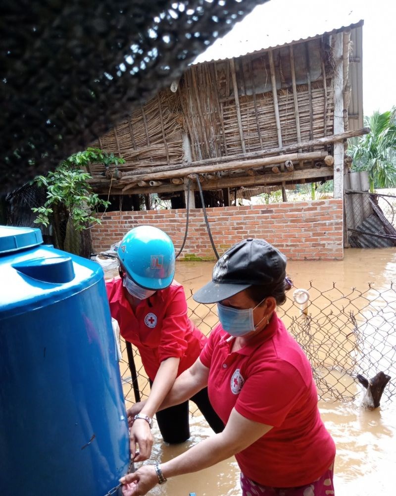 Trung ương Hội Chữ thập đỏ Việt Nam cứu trợ khẩn cấp cho người dân bị ảnh hưởng mưa lũ ở Bình Định, Phú Yên - ảnh 1
