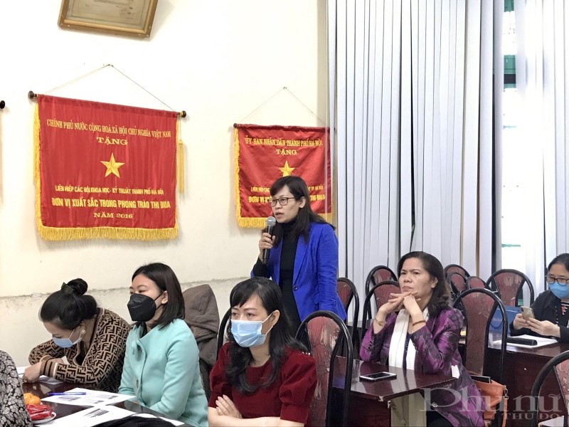 Đồng chí Phạm Phương Ly - Phó ban Hỗ trợ phụ nữ phát triển kinh tế, Hội LHPN Hà Nội đóng góp ý kiến tại hội thảo.