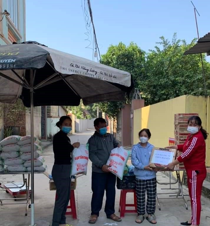 Chị em phụ nữ tại huyện Mê Linh tặng quà các gia đình bị cách ly