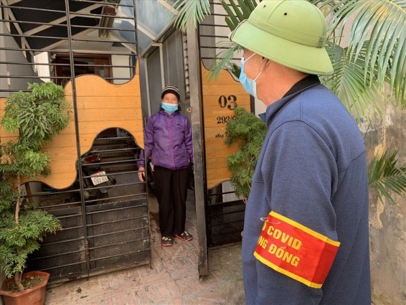 Thành viên tổ Covid-19 cộng đồng tại một phường của Hà Nội kiểm tra, giám sát các trường hợp F1 cách ly tại nhà.