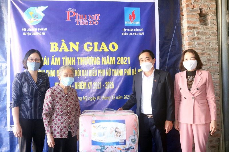 Các đại biểu tặng quà cho gia đình bà Nguyễn Thị Lộc, thị trấn Chúc Sơn, huyện Chương Mỹ trong ngày bàn giao “Mái ấm tình thương”