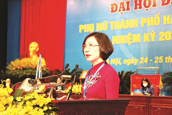 Đồng chí Lê Thị Thu Hằng, Thành ủy viên, Bí thư Quận ủy, Chủ tịch HĐND quận Tây Hồ phát biểu tại Đại hội