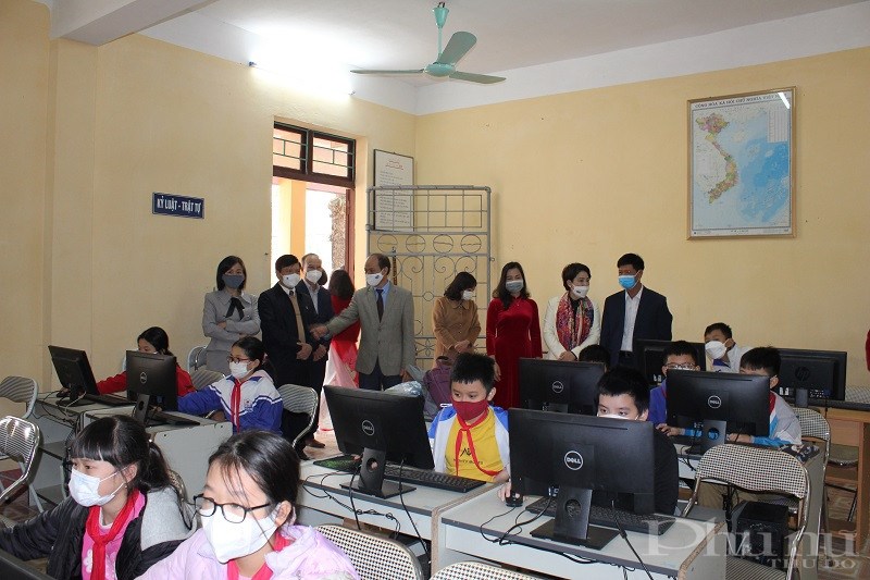 Các đại biểu thăm lớp học tin tại nhà trường với 15 máy tính mới do Báo Phụ nữ Thủ đô , Tập đoàn Dầu khí quốc gia Việt Nam trao tặng