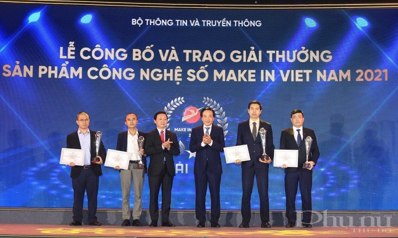 PhóTổng giám đốc VNPT Ngô Diên Hy (ngoài cùng, bên phải) nhận giải Bạc cho giải pháp VNPT IOC ở hạng mục Giải pháp số xuất sắc