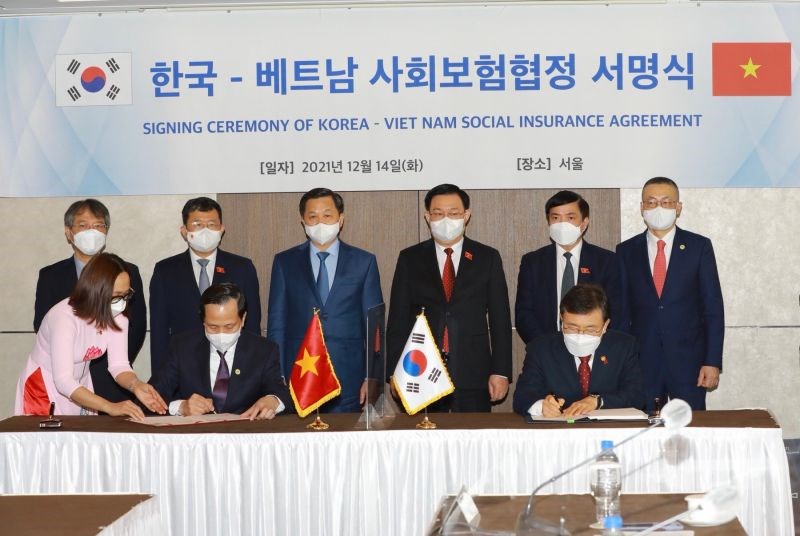 Bộ trưởng Bộ LĐ-TB&XH Việt Nam Đào Ngọc Dung và Bộ trưởng Bộ Y tế và Phúc lợi Xã hội Hàn Quốc Kwon Deok Cheol đã Ký hiệp định song phương về Bảo hiểm xã hội giữa Việt Nam và Hàn Quốc.