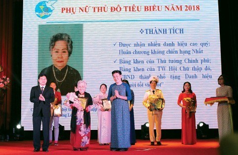 Bà Lê Thu tại lễ vinh danh “Phụ nữ Thủ đô tiêu biểu” năm 2018.