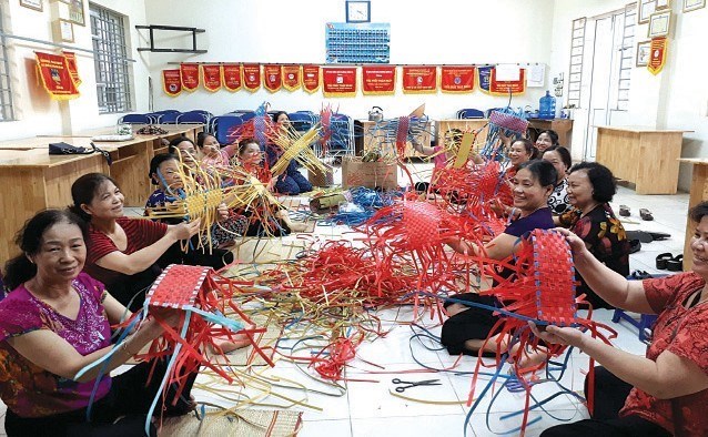 Chi hội phụ nữ phường Xuân La đan làn từ vật liệu tái chế hưởng ứng phong trào Chống rác thải nhựa để thực hiện mô hình “Chi hội Phụ nữ sử dụng làn đi chợ”.