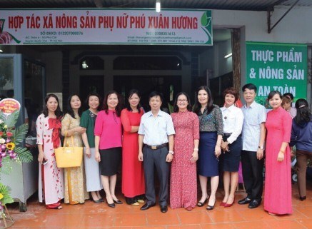Hội LHPN Hà Nội hỗ trợ thành lập HTX nông sản phụ nữ Phú Xuân Hương tại huyện Quốc Oai.