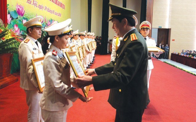 Thiếu tá Trần Thị Thu Hằng vinh dự được nhận Bằng khen của Công an TP Hà Nội năm 2015.