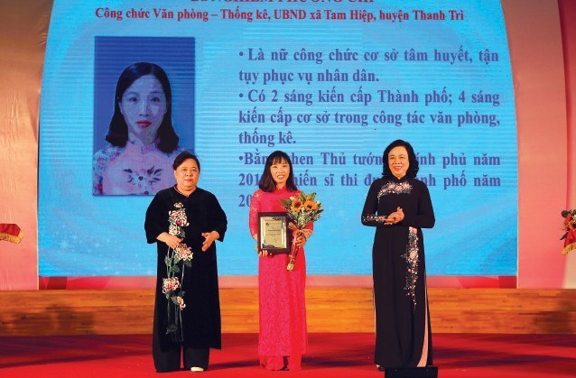 Chị Nghiêm Thị Phương Chi nhận danh hiệu “Phụ nữ Thủ đô tiêu biểu” năm 2020.