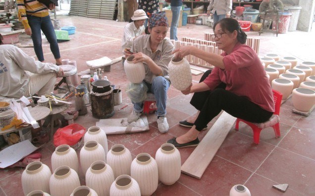 Với bàn tay khéo léo, bà Hà Thị Vinh đã sáng tạo ra nhiều tác phẩm gốm sứ chất lượng cao.