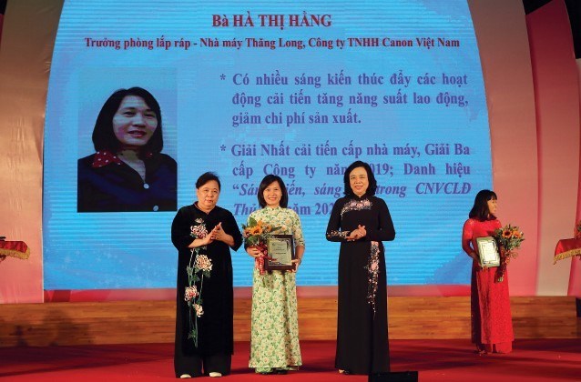 Chị Hà Thị Hằng - Trưởng phòng, phòng lắp ráp số 2, Công ty Canon Việt Nam.