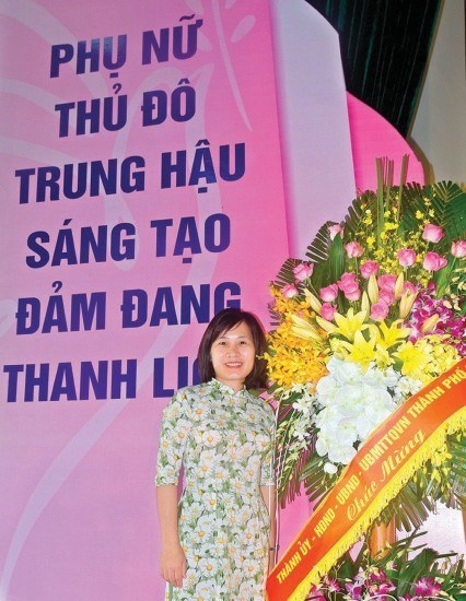 Chị Hà Thị Hằng trong ngày nhận khen thưởng “Phụ nữ Thủ đô tiêu biểu” năm 2020.