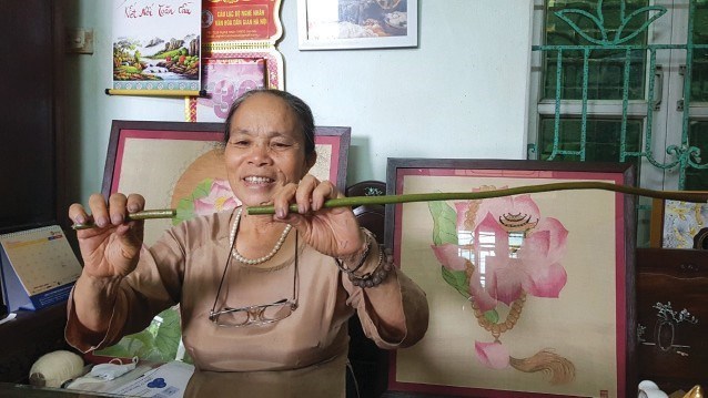 Bà Phan Thị Thuận thực hành rút sợi tơ sen.