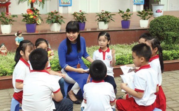 Cô giáo Nguyễn Thị Mỹ Linh và học trò.