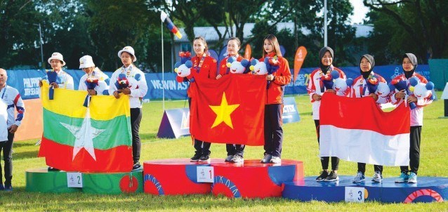 VĐV Đỗ Thị Ánh Nguyệt (bục giữa, tay phải) giành HCV SEA Game 30.
