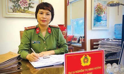 Đại tá Nghiêm Thị Minh Hương.