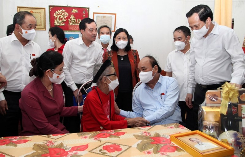 Chủ tịch nước Nguyễn Xuân Phúc thăm hỏi, tặng quà người có công tại tỉnh Hà Nam dịp 27/7/2021.