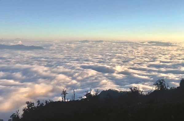 “Biển” mây che phủ không gian núi rừng, làng mạc rộng lớn ở thôn Phìn Hồ