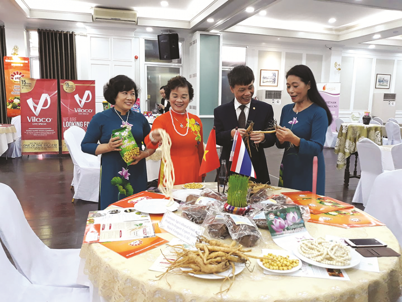 Chị em Hội nữ DN nhỏ và vừa Hà Nội giới thiệu công dụng của Hồng đẳng sâm Ngọc Linh trong nước với Tổng Lãnh sự Việt Nam Hoàng Ngọc Sơn trong Hội nghị xúc tiến thương mại tại Thái Lan.